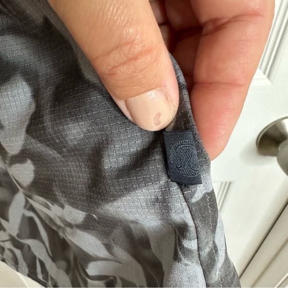 Lululemon Men’s Airing Easy Short Sleeve Button-Down in Spray Leaf Rhino Gray - Picture 7 of 9